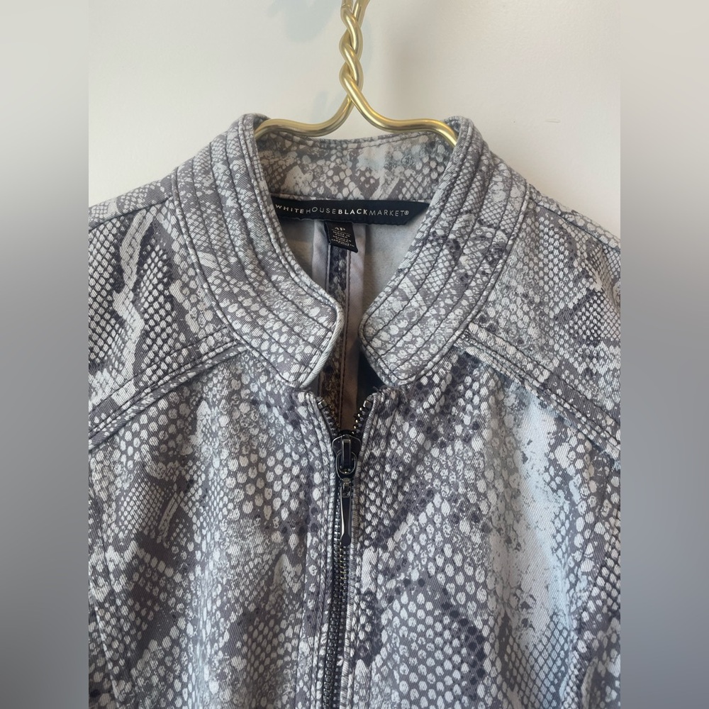 White House Black Market Snakeskin Moto Jacket Gray Zip Front 4P Petite - Picture 3 of 12
